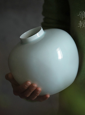 雅辑圆融。花瓶青白瓷大花罐