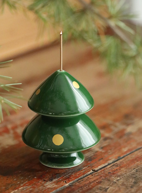 雅辑金柏与青松。圣诞树礼物