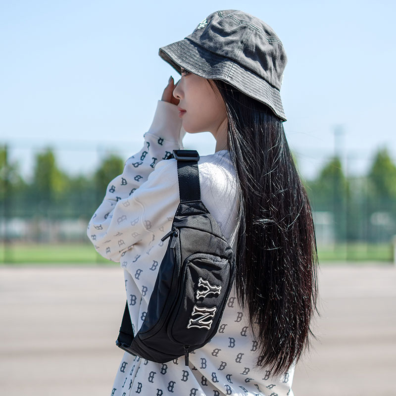 MLB retro literary style chest bag is fashionable and portable