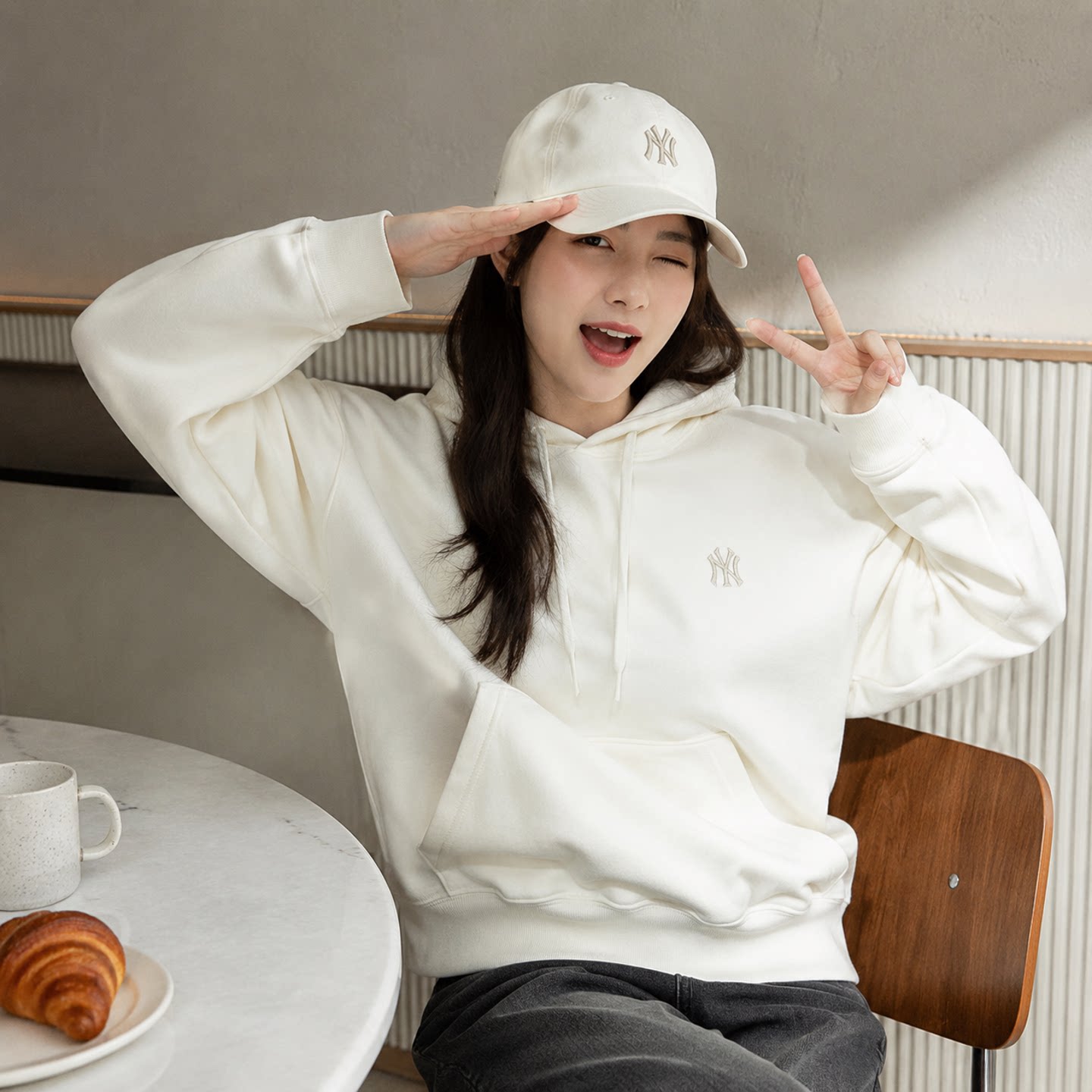 MLB unisex hooded sweatshirt is comfortable and stylish