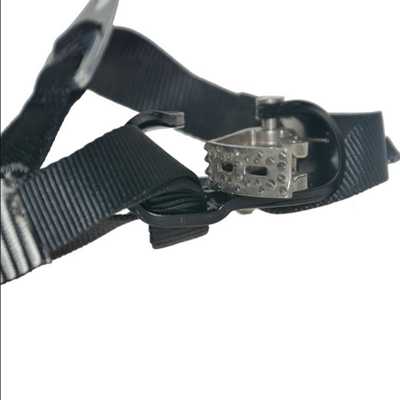 The shopkeeper recommends sob outdoor mountain climbing equipment