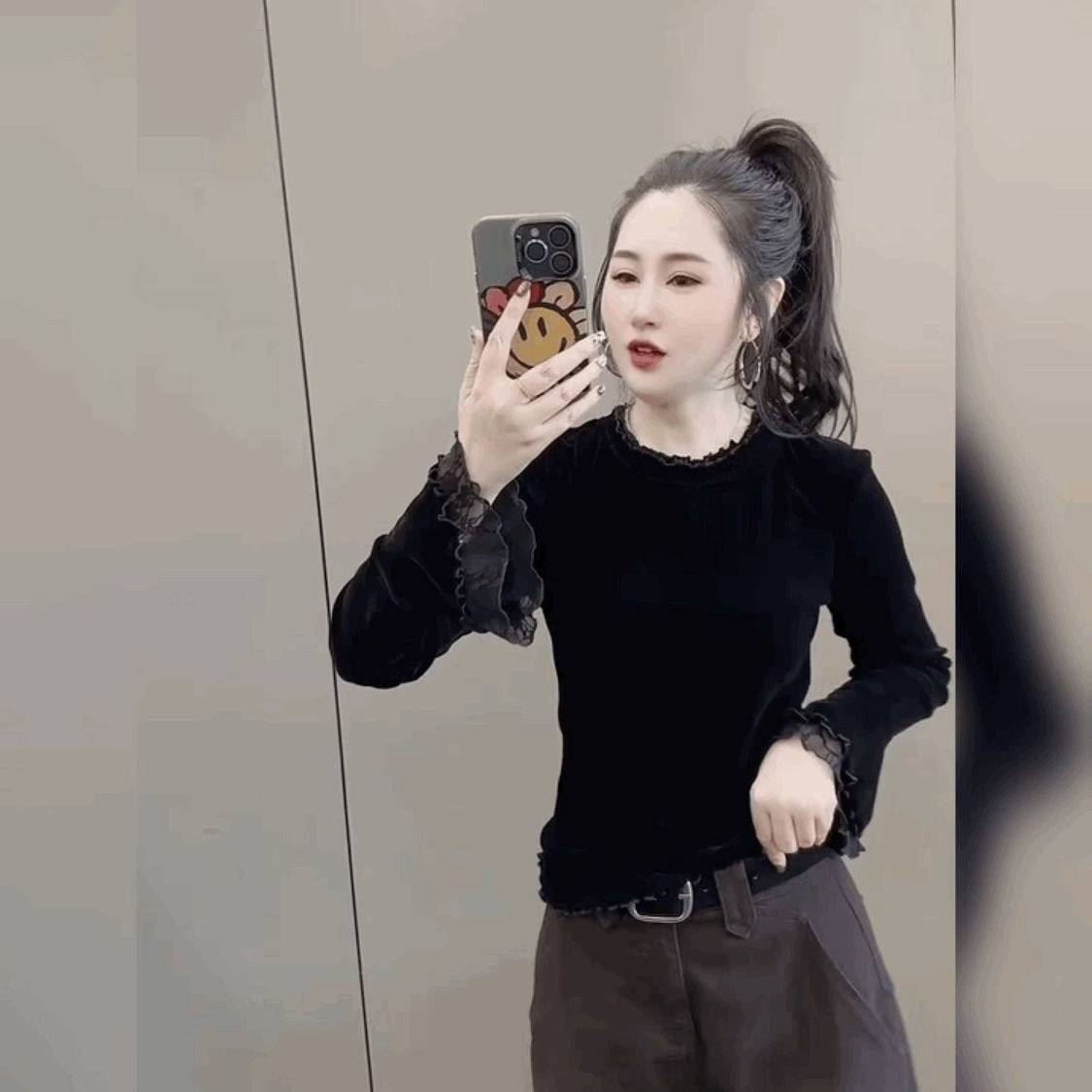 高级感气质圆领T恤女长袖黑色上衣潮金丝绒拼接蕾丝喇叭袖打底衫,淘宝优惠券,粉丝福利购,淘宝优惠卷