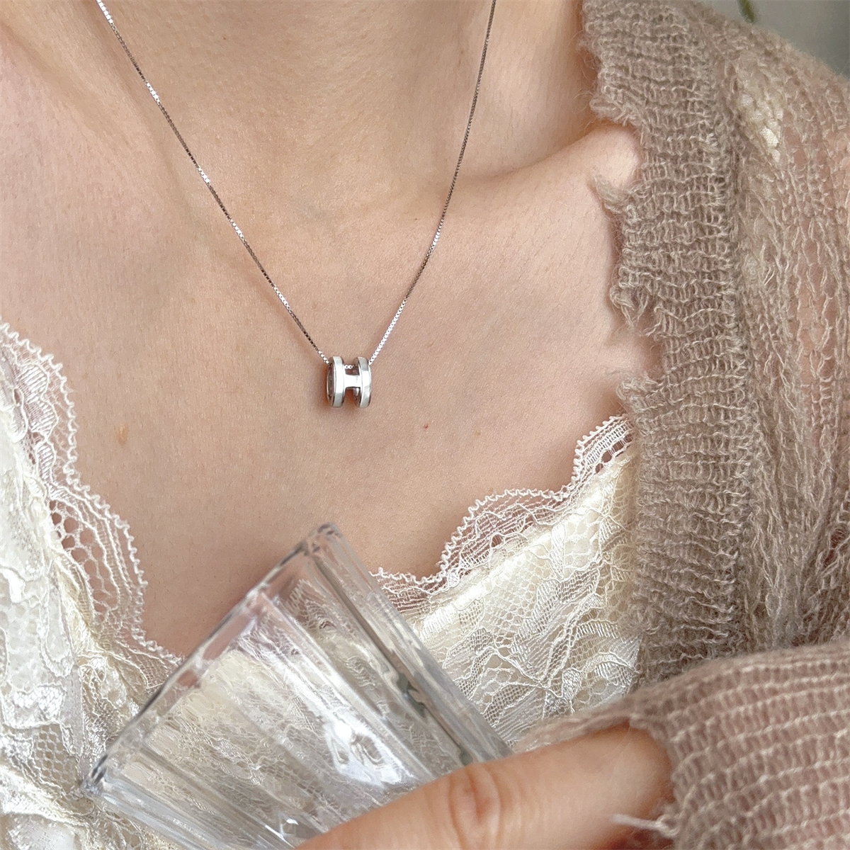 s925纯银H轻奢高级字母白母贝吊坠锁骨项链礼物百搭气质简约ins女 - 图1