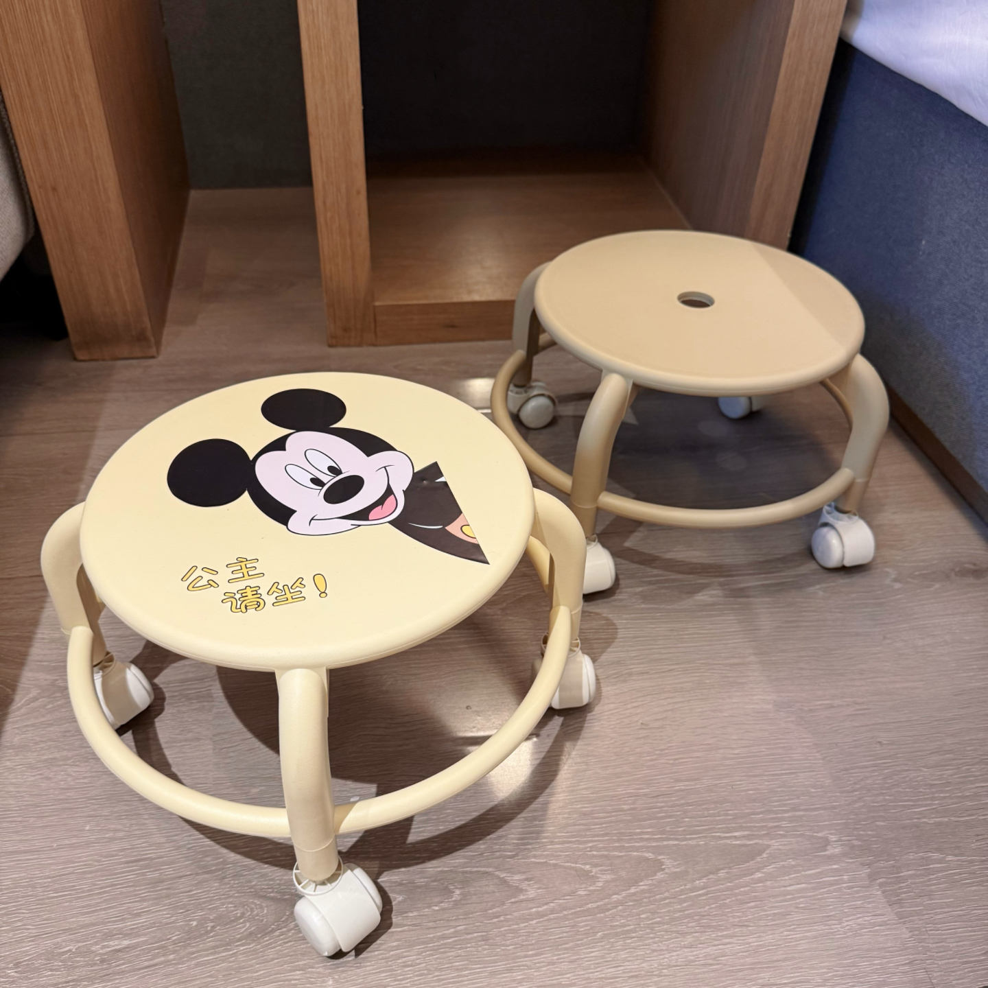 奶油风万向轮小凳子家用结实耐用小矮凳大人坐换鞋凳滑轮移动凳子 - 图2