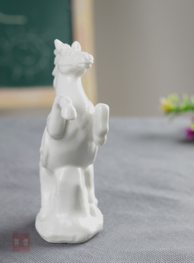 陶瓷白色生肖动物酒柜摆件玄关