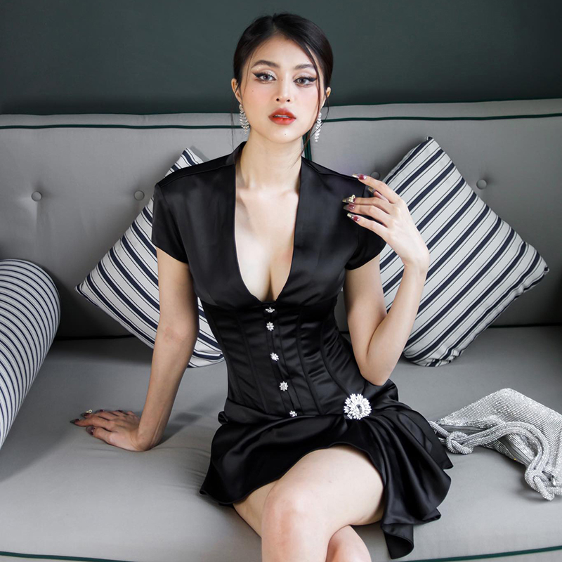越南小众品牌MAEL 2023新年新款光面绸缎垂感面料深v收腰连衣裙-图2