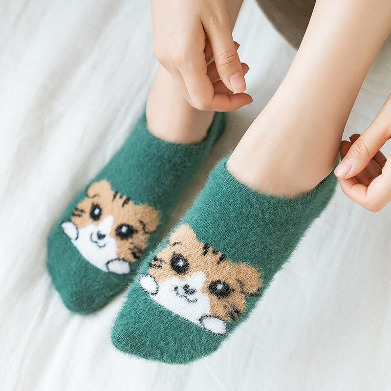 日系秋冬短筒女袜加厚珊瑚绒袜子可爱毛绒小动物家居袜睡眠地板袜