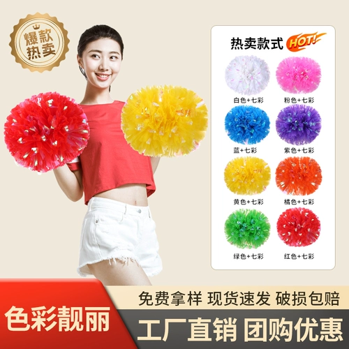 Красочные красочные матовые ручки игры с цветочным мячом черлидинг чирлидеры держат цветы во время танцевального выступления на перемене
