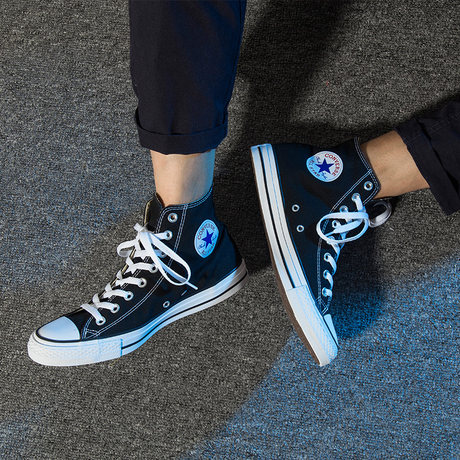 converse shoes couple