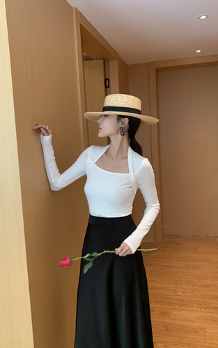 法式赫本风气质复古方领黑色修身打底衫女春秋内搭锁骨针织长袖T - 图1