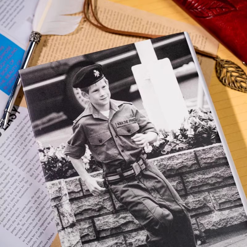 【下单抽亲签书】替补 哈里王子自传 陈鲁豫李尧联袂翻译 成长之书记录哈里王子作为王室成员的人生轨迹纽约客等传记故事书