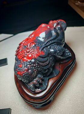 鸡血玉石工艺品三足金蟾招财摆件