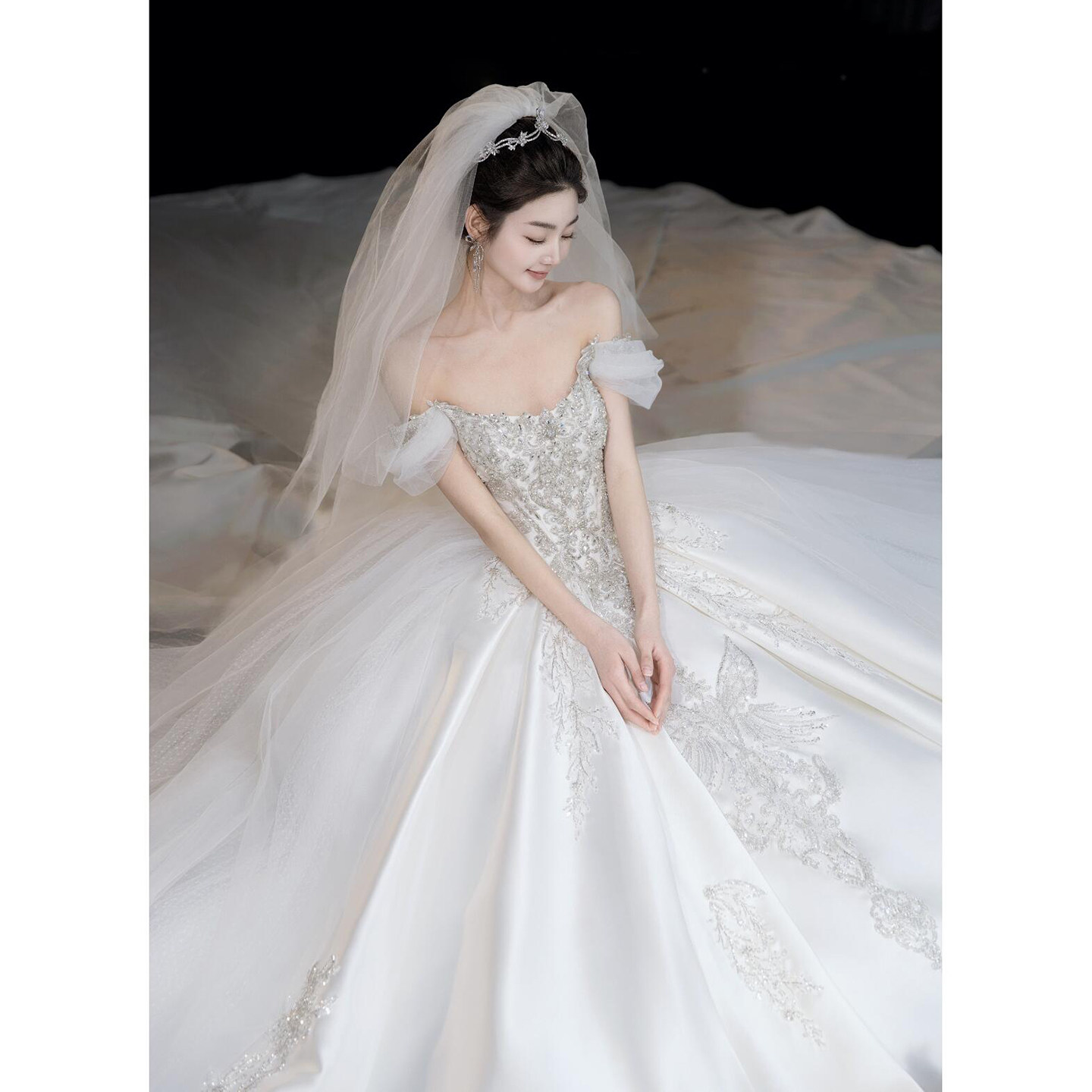 法式一字肩轻婚纱2025新款新娘轻奢小众高级质感拖尾主纱缎面重工,淘宝优惠券,粉丝福利购,淘宝优惠卷