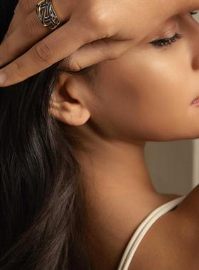 蓝色镂空线条戒指高级感轻奢