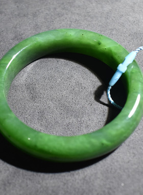 放漏方言和田玉俄罗斯老坑料菠菜绿碧玉内径55.5mm精致女士手镯R1