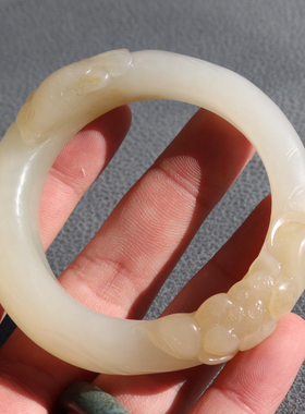 方言和田玉新疆且末料温润细腻糖白玉天地糖连年有余53mm玉手镯A8