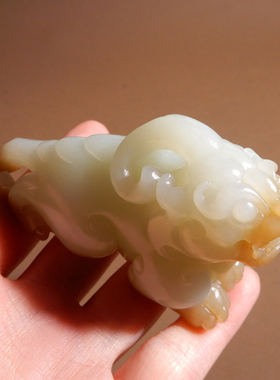 新疆细腻且末老料糖白玉貔貅把件