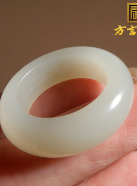 新疆细腻油润黑山白玉卡18mm戒指