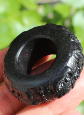 白玉底墨玉籽料守护戒指扳指