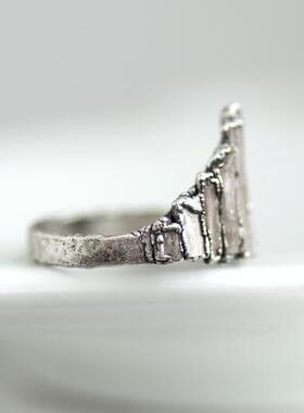 天然浅色宝石镶嵌盾牌皇冠戒指