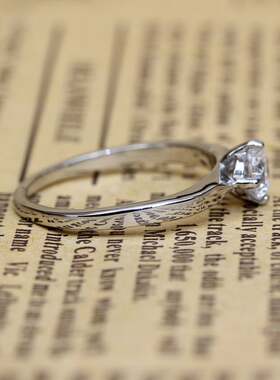 莫桑石单石镶嵌订婚戒指