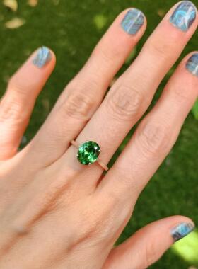 祖母绿宝石镶嵌爪镶订婚女士戒指