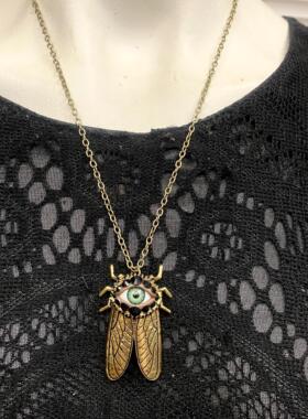 哥特仿古浮雕绿眼蝉形项链