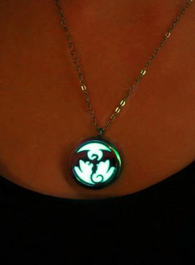 彩虹龙翅膀辉光小盒发光夜光项链