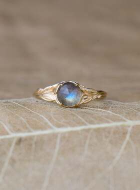 华丽天然拉长石金枝叶子订婚戒指