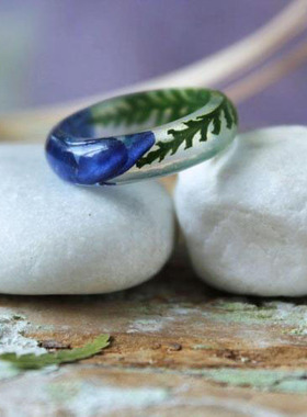 蓝色绿色半边莲花朵蕨类植物戒指