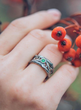 祖母绿宝石镶嵌树枝纯银结婚戒指