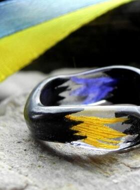 向日葵矢车菊弯木黑橡木树脂戒指