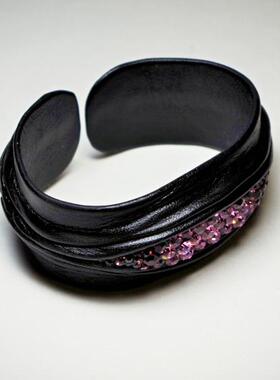 粉红色水钻水晶黑色真皮可调手镯