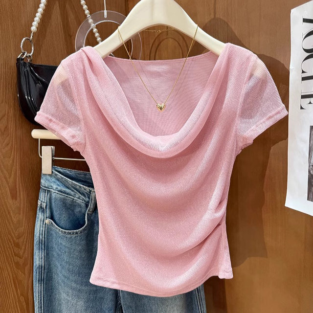 ຕາຫນ່າງ pleated ເທິງຄໍເຮືອບາງໆ