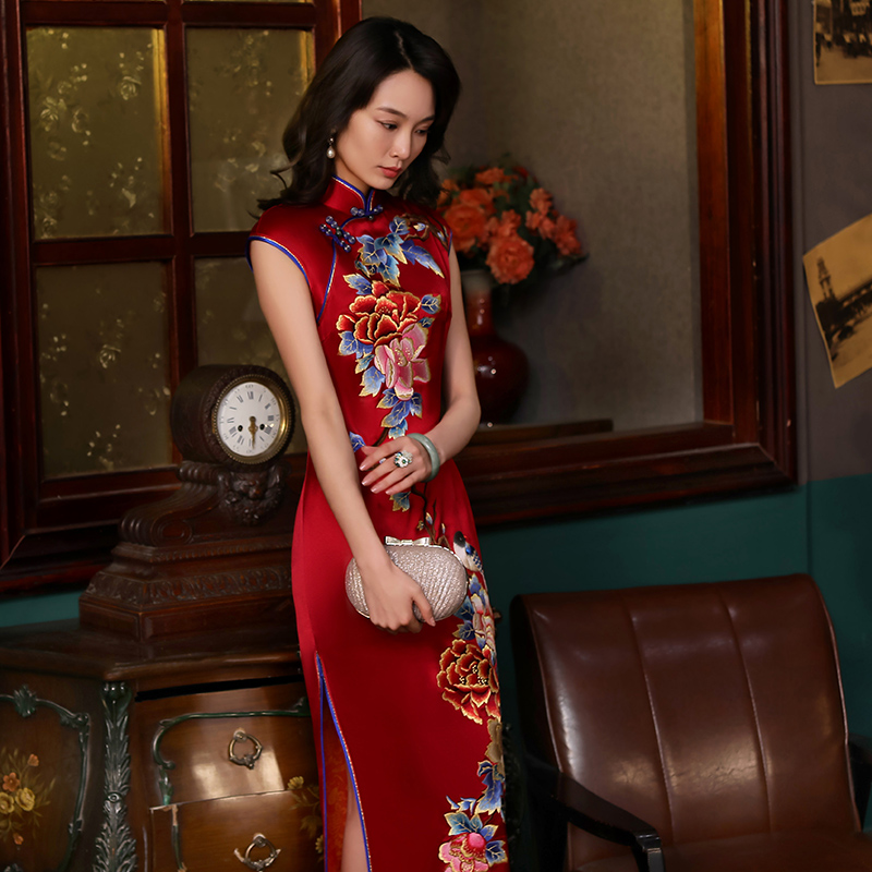 Silk elegant elite cheongsam, wedding dress Silk elegant elite cheongsam, wedding dress