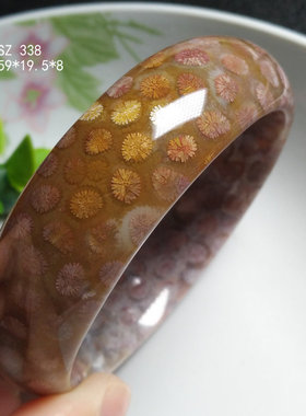 58-59紫红大花绿底珊瑚玉手镯