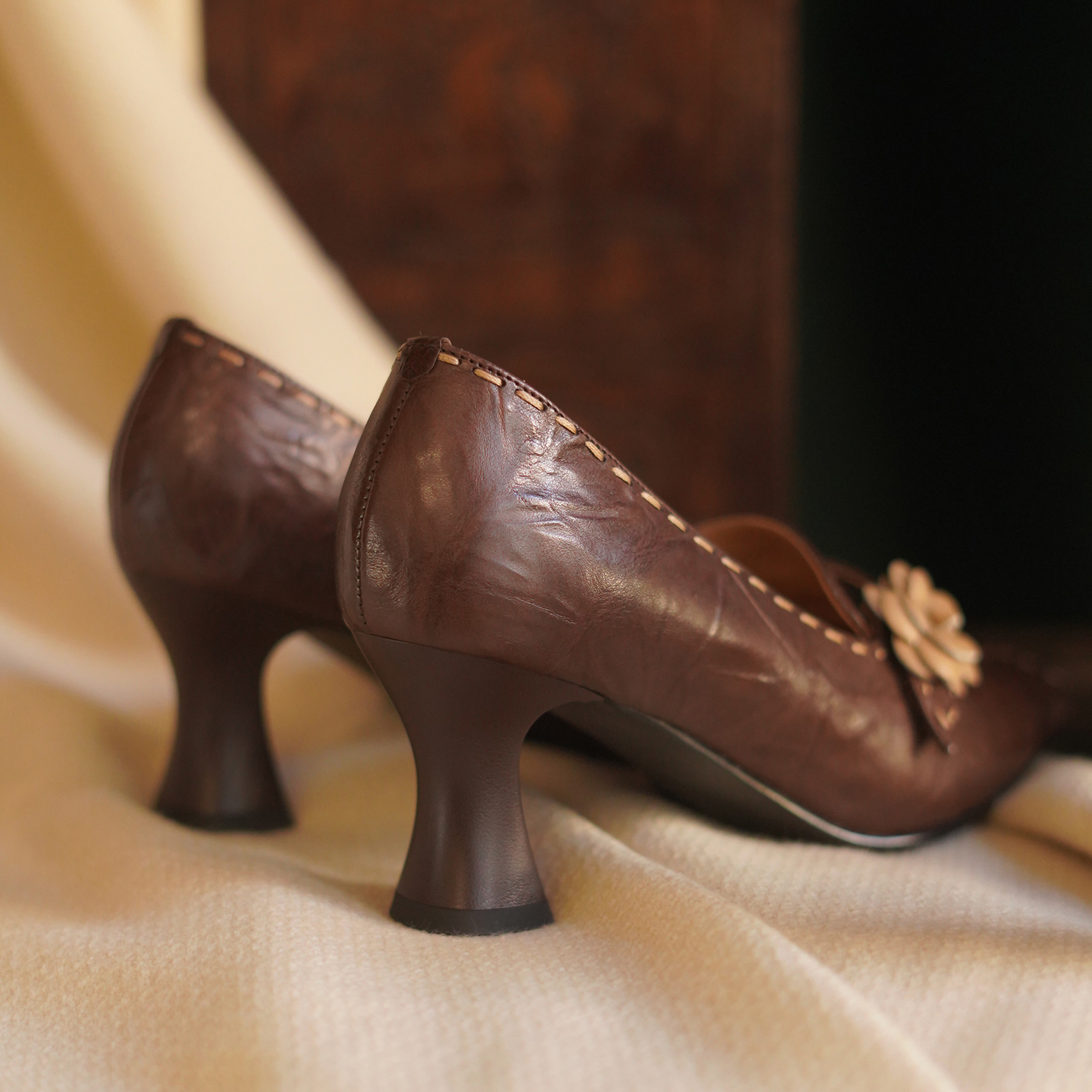 奈里法式复古棕牛皮山茶花中古高跟鞋酒杯跟方头中深口40旗袍单鞋 - 图2