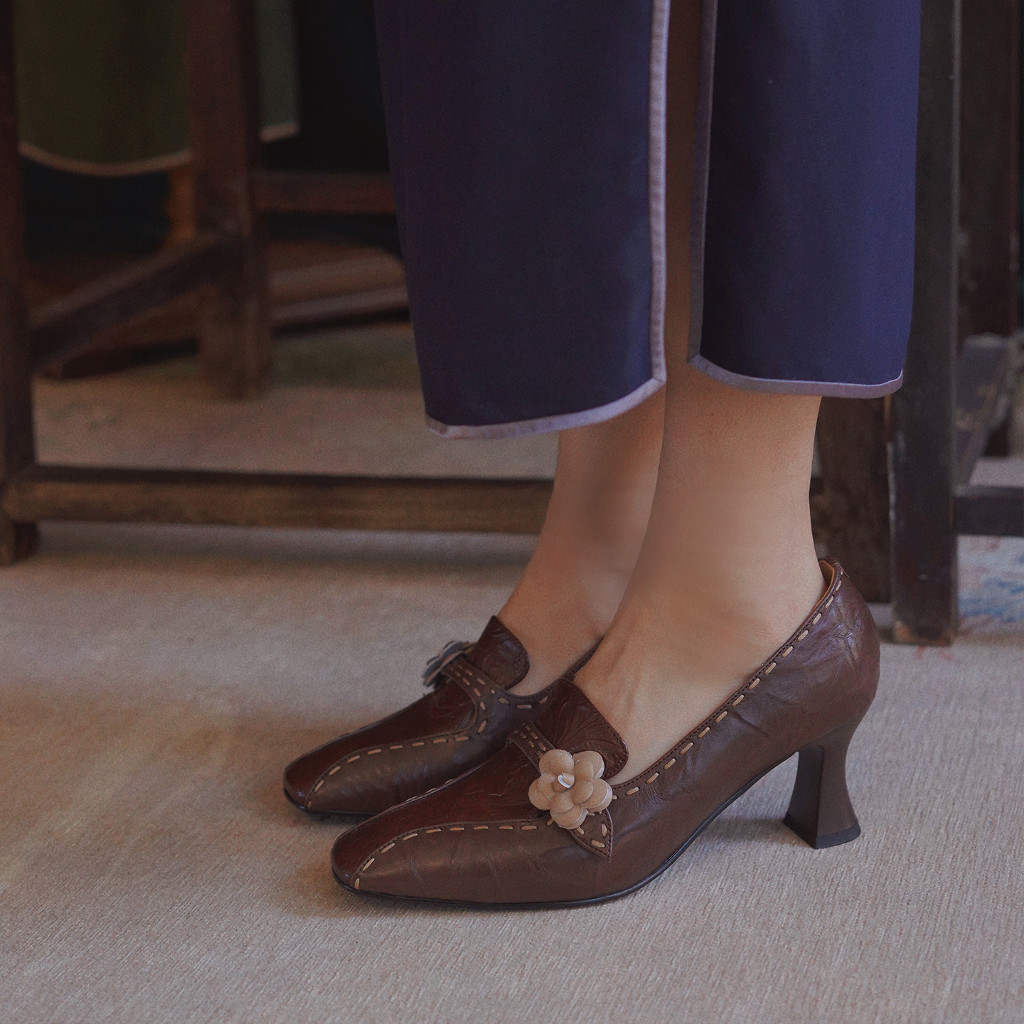奈里法式复古棕牛皮山茶花中古高跟鞋酒杯跟方头中深口40旗袍单鞋 - 图0