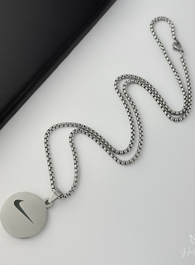 极简风圆牌吊坠钛钢男士项链男设计感小众不掉色链子潮人卫衣配饰