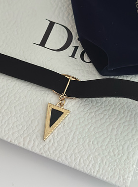 倒三角吊坠黑色宽边项圈女锁骨链