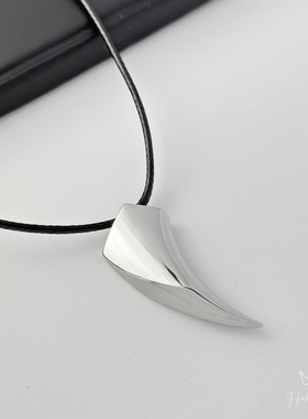 简约狼牙吊坠潮酷小众设计感钛钢项链男黑绳个性百搭冷淡风毛衣链