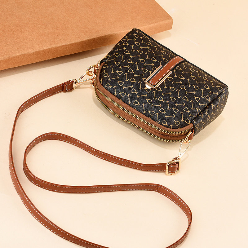 2022新款百搭大气中年女士斜挎包 公主情缘女士包袋