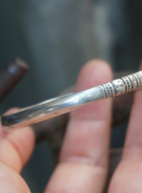 云起收藏。清代古董银饰大权在握花卉拳头老银开口镯 形制少见