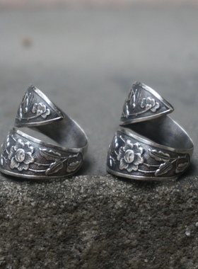 云起收藏。清代古董首饰少见蝈蝈花卉动物老银双尖戒指卷戒单个价