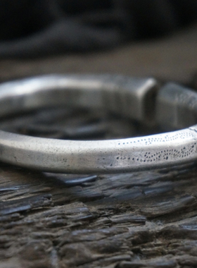 云起收藏。清代剔刻回纹花卉六棱老银镯六面实心手镯 少见