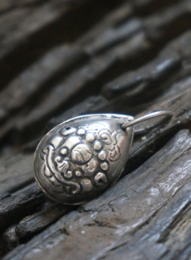 云起收藏。清代傩面虎头老银滴溜吊坠铃铛