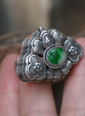 云起设计。清代镶宝老银帽花翡翠可开合香囊麻花开口925银戒指
