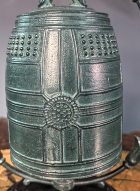 日本进口浮雕铜钟轻奢复古摆件