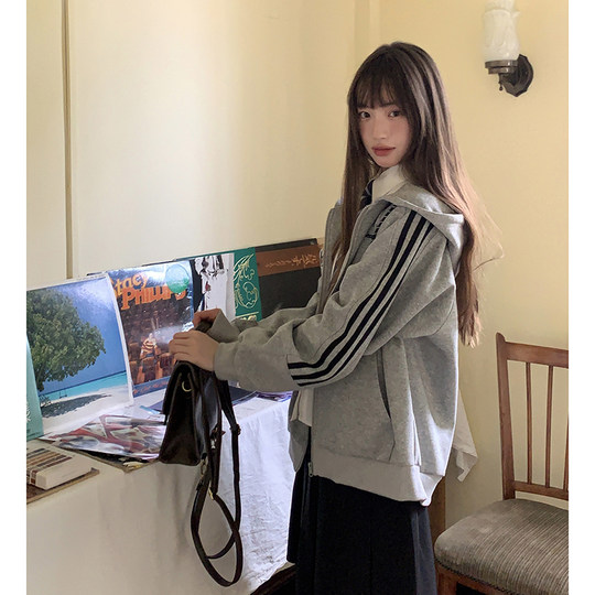 Свободная и удобная серая толстовка с капюшоном и застежкой-молнией в студенческом стиле.