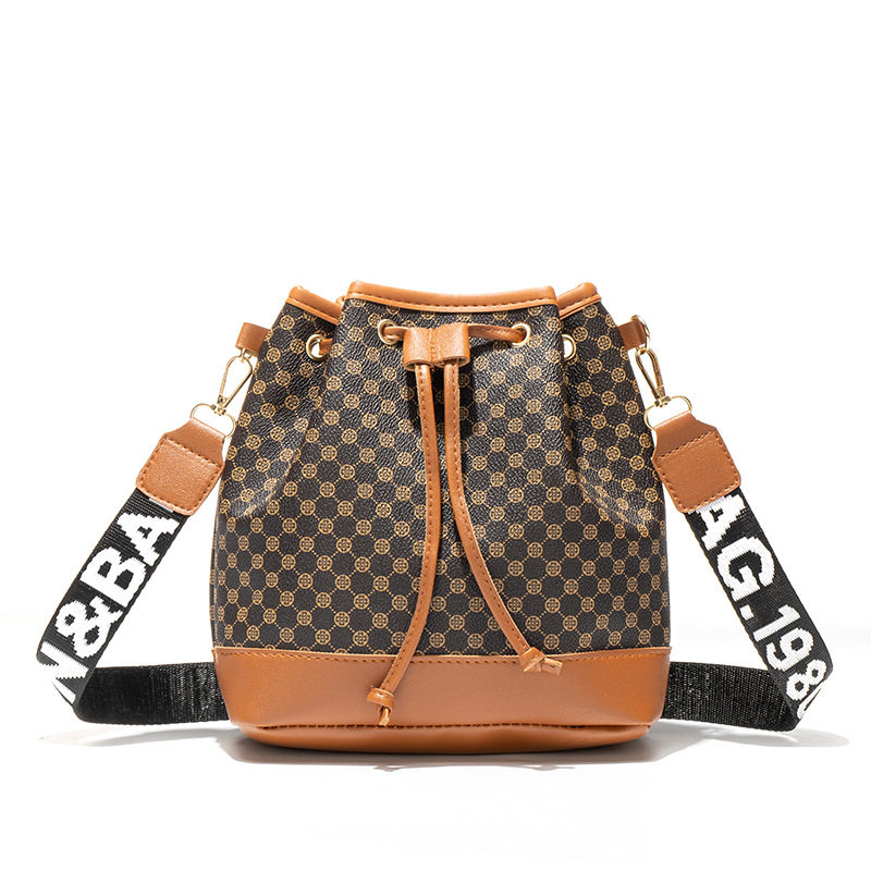 2024潮流拼接撞色水桶包印花女包bags抽绳水桶包字母宽肩带包,淘宝优惠券,粉丝福利购,淘宝优惠卷